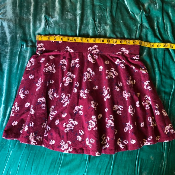 Maroon floral skater skirt  🌺 - Picture 2 of 5